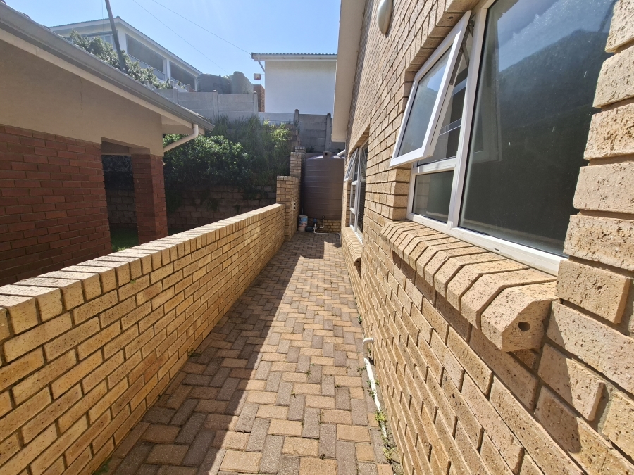 6 Bedroom Property for Sale in Aston Bay Eastern Cape